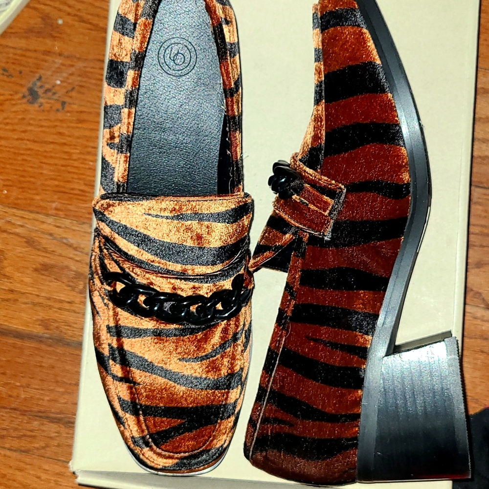 Velvet tiger print wedge heel loafers - UO